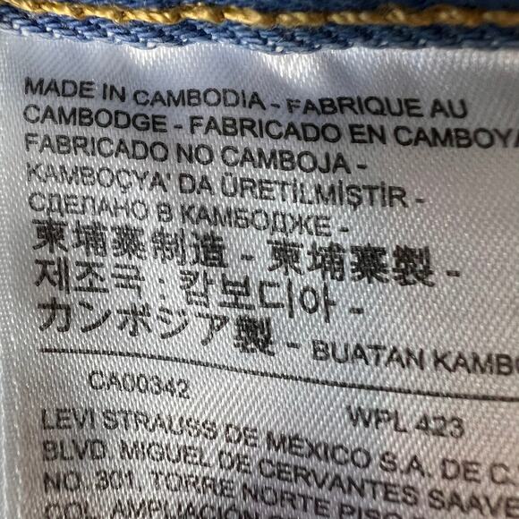 Levis Shorts Womens Size 8-10 Light Wash Button Fly Denim Distressed 100% Cotton - Picture 13 of 16